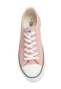 Sneaker di tela rosa con lacci bianchi, punta in gomma e dettagli blu navy. Presenta occhielli rinforzati e una superficie in tessuto texture.