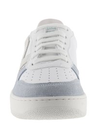 Sneaker en cuir blanc avec des accents en daim bleu clair et une boîte de orteil perforée. Présente des lacets blancs plats et une semelle en caoutchouc texturée.
