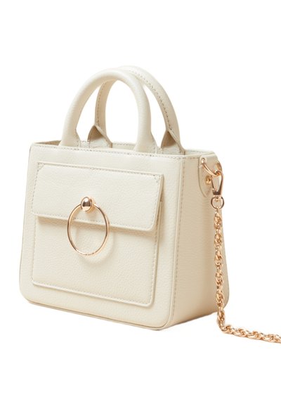 Sac à main en cuir beige avec doubles poignées supérieures, une poche avant sous rabat, un détail en métal circulaire et une bandoulière chaînée dorée amovible.