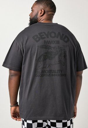 STHUGE STHUGE T-SHIRT, SHORT SLEEVE, OVERSIZED, REAR PRINT, UP TO 8 XL - T-Shirt print - anthracite