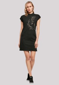 Schwarzes Baumwollkleid mit kurzen Ärmeln, das ein goldenes Koi-Fisch-Motiv und japanischen Text zeigt. Das Kleid hat eine lockere Passform und eine gerade Silhouette.