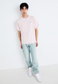 Levi's® VINTAGE FIT GRAPHIC - Nyomott mintás póló - potpourri