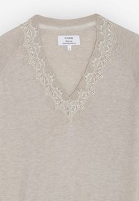 Maglione beige con scollo a V, caratterizzato da dettagli in pizzo elaborati lungo il colletto. Realizzato in materiale morbido, con una vestibilità casual e rilassata.