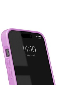 Lilla telefonskal med en glat, blank overflade, der dækker en sort smartphone-skærm, som viser tid og dato. Bemærkelsesværdige sideknapper er synlige.