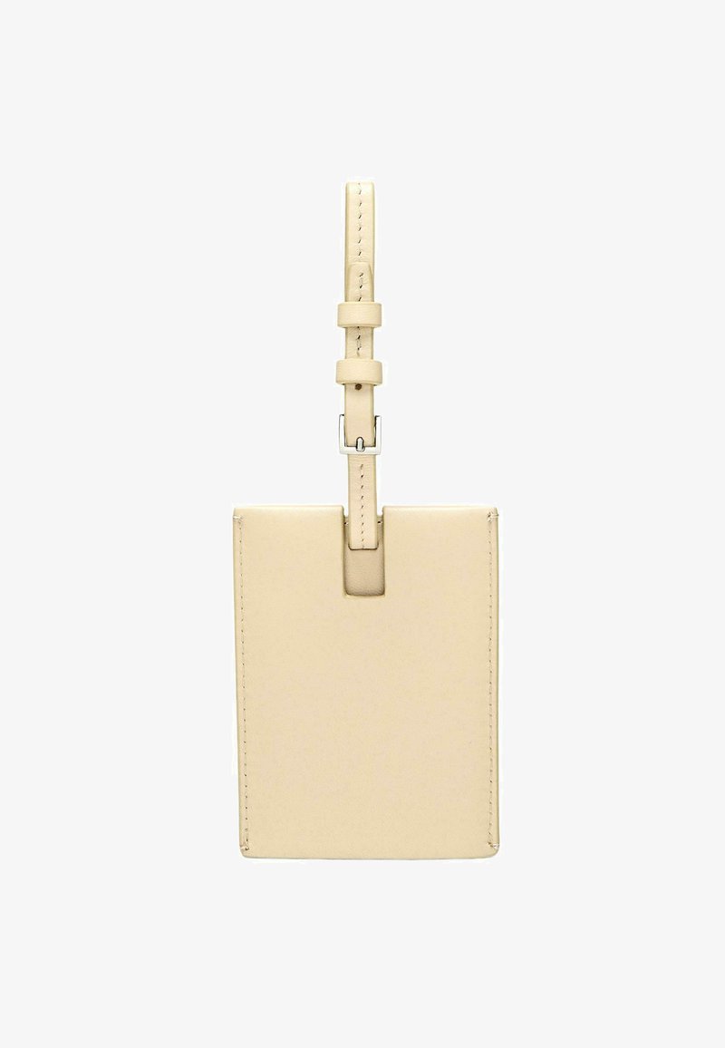 Rechthoekige beige leren tas met een plat ontwerp en een smalle verstelbare band. Voorzien van een zilverkleurige metalen gesp op het bevestigingspunt.