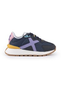 Sneakers blu navy con accenti in rete viola, tomaia in tessuto morbido, intersuola bianca e suola in gomma marrone. Presentano dettagli blu e rosa.