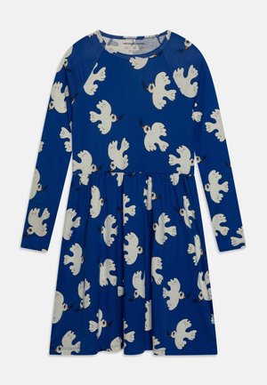 Blå langærmet børne kjole med hvid dueprint, der holder olivengrene, indsnøret talje og rund halsudskæring.