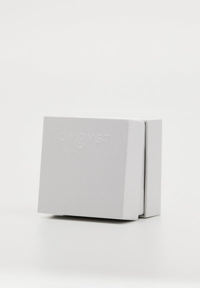 Weißer Karton mit minimalistischer Gestaltung, geprägt mit dem Text "avgvst." Quadratische Form, glatte Oberfläche, mit sauberen Kanten und ohne sichtbare Beschläge.