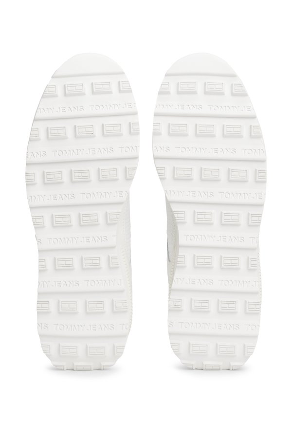 TECHNICAL RUNNER  - Trainers - ecru3