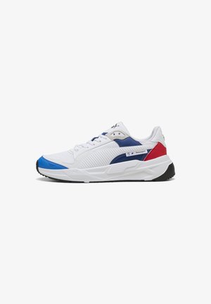 Baskets blanches avec des accents bleus, rouges et noirs, logo BMW Motorsport, semelle texturée, tige en mesh et cuir, et fermeture à lacets.