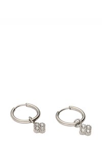 Srebrne kolczyki w kształcie kół z małym, prostokątnym charms'em ozdobionym skupiskiem przezroczystych cyrkonii. Gładkie wykończenie metalowe, okrągły design.