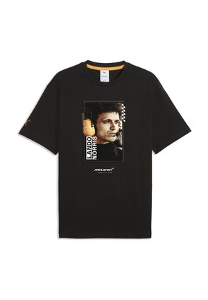 Schwarzes T-Shirt mit einem Porträt eines Mannes, der orangefarbene Rennkopfhörer trägt, "Lando Norris" Text und McLaren Formel 1 Teamlogo darunter.