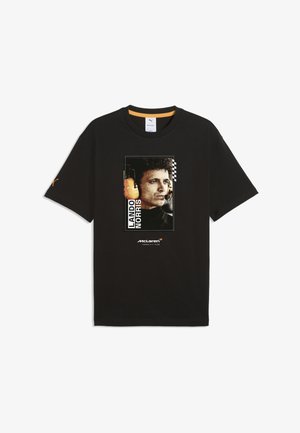 Zwart T-shirt met een portret van een man die oranje raceluisterhoofdtelefoons draagt, "Lando Norris" tekst en het McLaren Formule 1 teamlogo eronder.