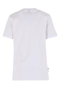 Weißes Kurzarm-T-Shirt mit V-Ausschnitt, das eine glatte Textur und ein einfaches Design aufweist. Keine sichtbaren Muster oder Akzente.