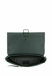 Sac à main en cuir vert avec fermeture à rabat, ferrures argentées et une poche intérieure zippée. Texture lisse et forme rectangulaire.