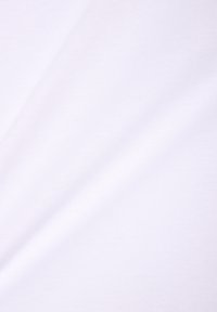 Weißer Baumwollstoff mit einer glatten, leicht gerippten Textur, die einen sanften Glanz und eine gleichmäßige Farbe zeigt. Geeignet für verschiedene Bekleidungen.