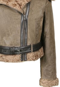 Brązowa skórzana kurtka z kołnierzem i wykończeniem z owczej wełny. Posiada zamek błyskawiczny, boczne kieszenie i czarny pasek w talii. Teksturowana powierzchnia.