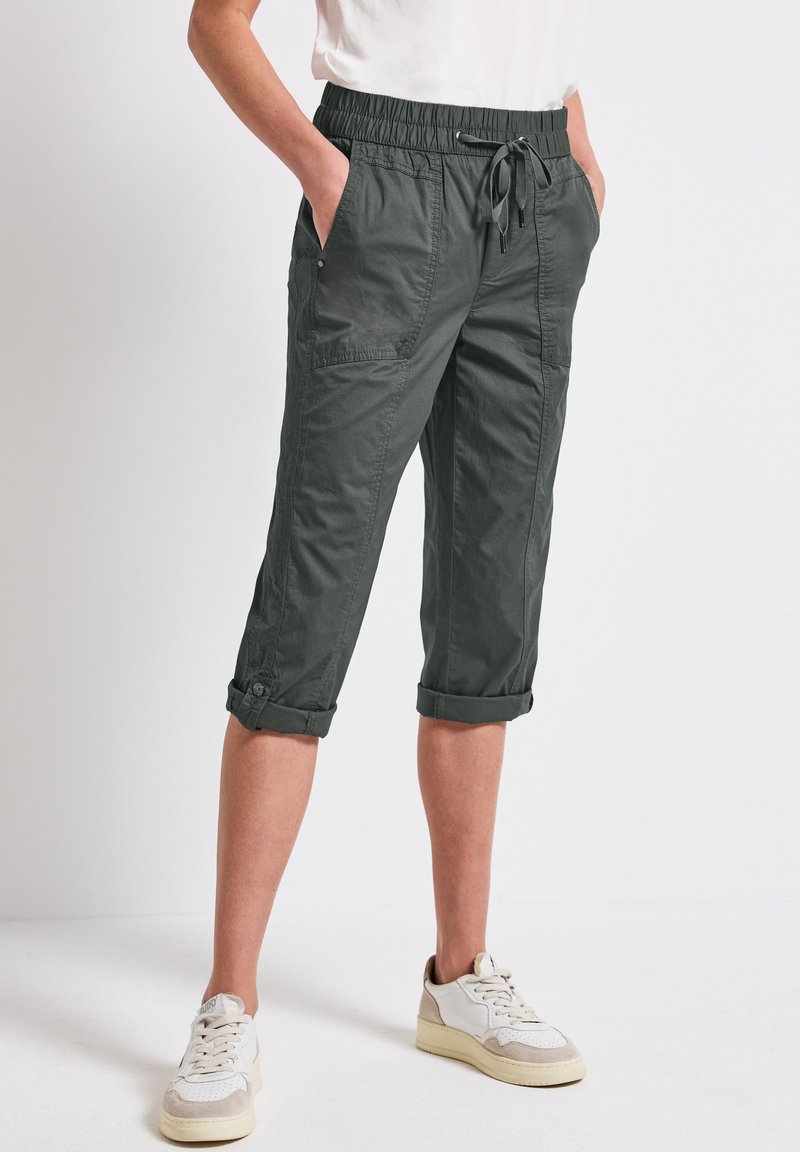 Khaki cropped broek met een elastische tailleband, trekkoord en opgerolde manchetten; beschikt over zijzakken en een gladde stofstructuur.