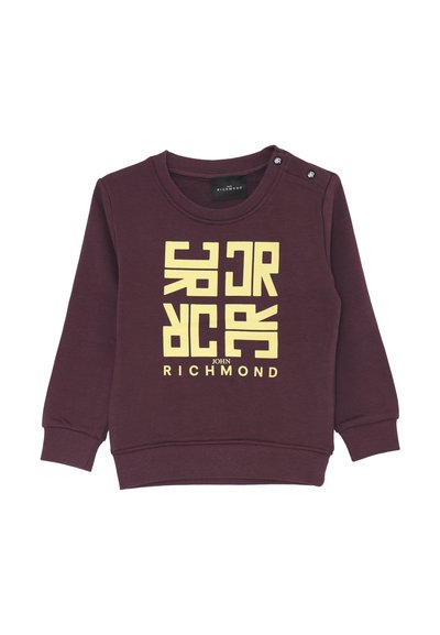 Felpa per bambino di colore marrone bordeaux con maniche lunghe, logo giallo "John Richmond" sul davanti e bottoni a pressione sulla spalla sinistra.