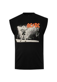 Svart ärmlös t-shirt med ett grafiskt tryck av en musiker med en gitarr och texten "AC/DC FIFTY" i röd och vit. Tillverkad av bomull.