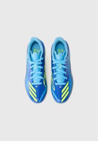 Scarpe sportive blu dal design elegante, con lacci azzurri, dettagli giallo neon e una tomaia in sintetico liscia.