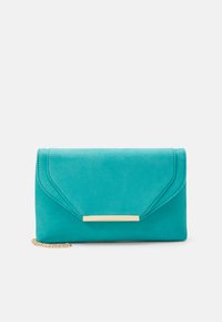 Teal suede clutch med klafflås, med et gullfarget metallaccent og en avtagbar kjedehåndtak. Glatt tekstur og minimalistisk design.