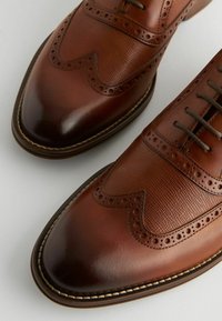 Next WING BROGUE - REGULAR FIT - Derbies & Richelieus - tan brown