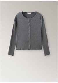Cardigan gris à manches longues avec boutons, col rond et texture côtelée, présenté sur un fond neutre.