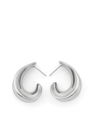 Gepolijste zilveren halvemaanvormige creoolringen met een glad, gebogen ontwerp en met een verstevigde sluiting.