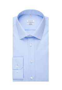 Camicia azzurro chiaro con colletto all'inglese, caratterizzata da una texture liscia, maniche lunghe e bottoni bianchi sul davanti e nei polsini.