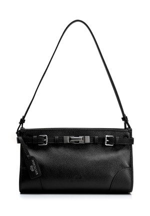 Czarna torebka ze skóry z fakturą, z długim paskiem, dwoma srebrnymi klamrami, centralnym zapięciem i zawieszoną markową metką po lewej stronie.