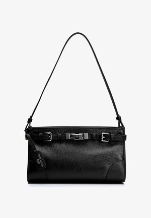 Černá kabelka z texturované kůže s dlouhým popruhem, dvěma stříbrnými přezkami, středovým zapínáním a zavěšenou značkovou cedulkou na levé straně.