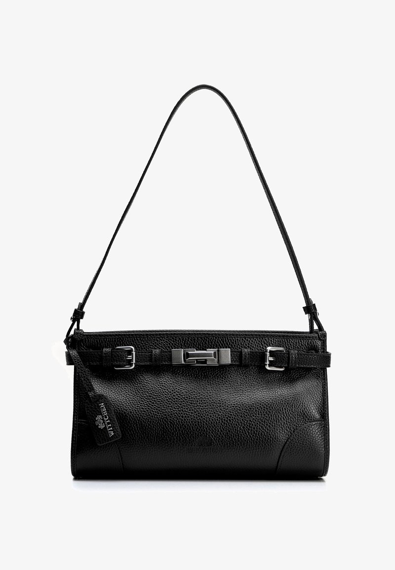 Czarna torebka ze skóry z fakturą, z długim paskiem, dwoma srebrnymi klamrami, centralnym zapięciem i zawieszoną markową metką po lewej stronie.
