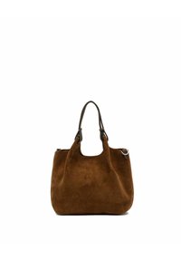 Borsa in suede marrone con doppio manico, caratterizzata da una morbida texture e una forma semplice e arrotondata. Accentuata da cinturini in pelle e accessori metallici.