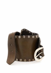 Cintura in pelle marrone con decorazioni di borchie tono argento, grande fibbia circolare, fori regolabili e texture liscia.