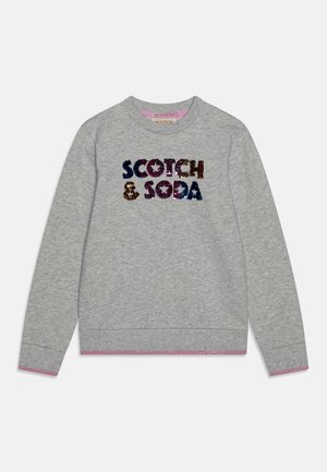 Lysegrå langærmet sweatshirt med flerfarvet paillettekst "SCOTCH & SODA" på brystet og lyserød kant på ærmer og kant.