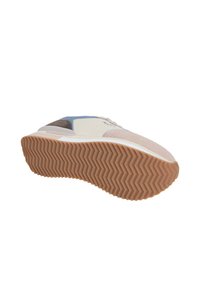 Lichte sneaker met een meerkleurige bovenkant met grijze, blauwe en beige suede panelen, en een gestructureerde rubberen zool met een zigzagpatroon.
