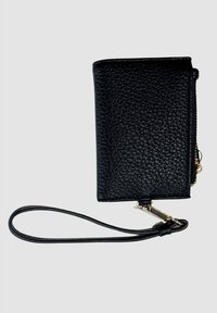 Portafoglio in pelle nera con finitura testurizzata, forma rettangolare, chiusura con zip e tracolla staccabile. Accenti in metallo dorato.