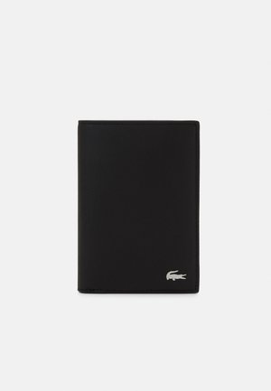 Cartera de cuero negro con un diseño minimalista, que presenta un logo plateado en la esquina inferior y una textura suave. Forma rectangular compacta.