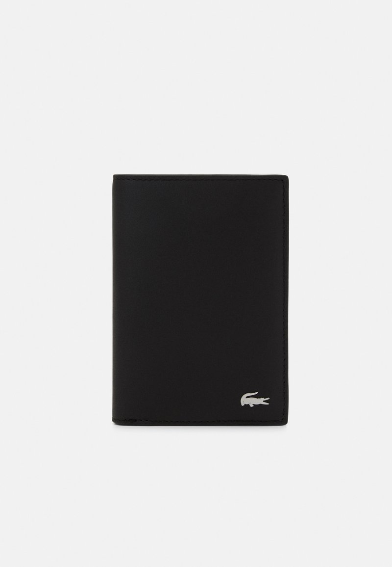 Schwarze Ledergeldbörse mit einem minimalistischen Design, ausgestattet mit einem silbernen Logo in der unteren Ecke und glatter Textur. Kompakte rechteckige Form.