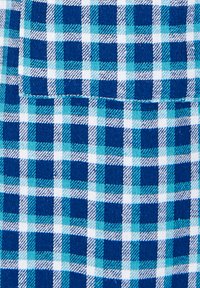 Blauw en teal geruite stof met een rasterpatroon van vierkanten met witte accenten; zachte textuur met een lichte glans.