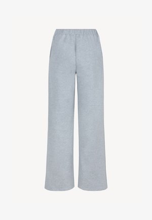 Jasnoszare, szerokie spodnie dresowe z elastycznym pasem i bocznymi kieszeniami na białym tle.