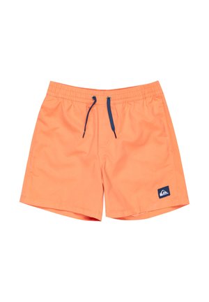 Orange Badehosen aus leichtem Stoff mit elastischem Bund, blauer Kordel und einem dunkelblauen Logopatch an der Seite.