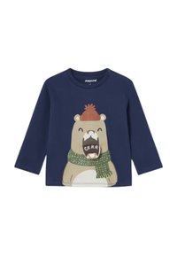 Camicia azzurra a maniche lunghe con grafica di un orso con la bocca aperta, che indossa una sciarpa verde e un cappello rosso. Materiale in cotone, design con collo tondo.