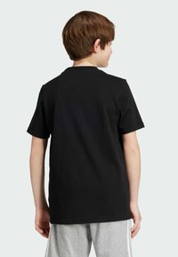 adidas Sportswear CAMO LINEAR GRAPHIC TEE - Camiseta estampada - black