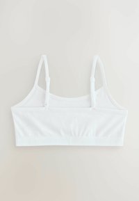 Hvid bomuldsbralette med tynde justerbare stropper, et bredt bånd med diskret logodetaljering og en glat, strækbar tekstur.
