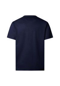 Camiseta azul marino lisa de manga corta mostrada desde atrás con cuello redondo sobre un fondo blanco.