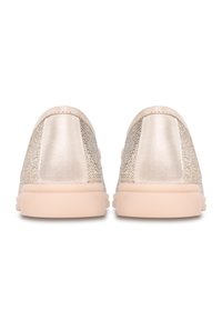 Metallisch goldene Sneaker mit glitzernden Akzenten, weicher beiger Gummisohle und glatter Textur. Rückansicht, die das elegante Design zeigt.