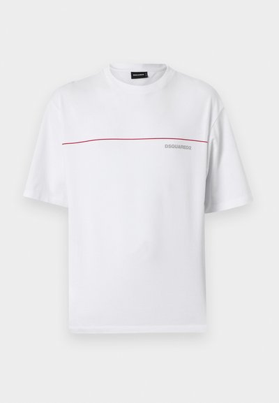 Λευκό κοντομάνικο μπλουζάκι με λεπτή κόκκινη οριζόντια γραμμή στο πέτο και λογότυπο "DSQUARED2" σε ανοιχτό γκρι στη δεξιά πλευρά.