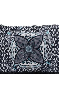Pochette a motivo bianco e nero con design floreale caratterizzato da accenti blu. Realizzata in tessuto con superfice testurizzata e chiusura con zip.